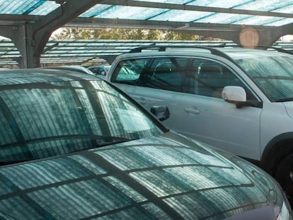 Flota de vehículos para alquiler estacionados
 en un aparcamiento. 