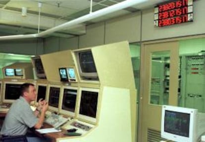 Un empleado trabaja en la estación de la Nasa en Robledo de Chavela (Madrid). EFE/Archivo