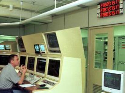 Un empleado trabaja en la estación de la Nasa en Robledo de Chavela (Madrid). EFE/Archivo