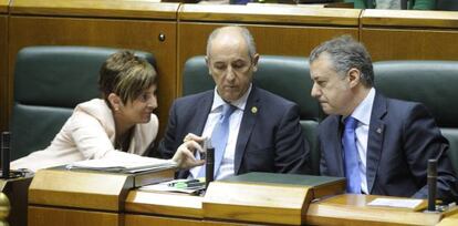Arantza Tapia, Josu Erkoreka e Iñigo Urkullu, de izquierda a derecha, este viernes en el Parlamento Vasco.