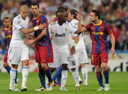 Xavi reprocha a Pepe una entrada, en presencia de Busquets y Lass, en una de las tanganas que tuvo el partido.