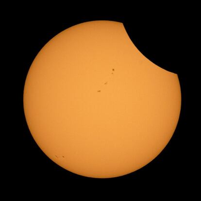 Fotografia cedida pela NASA mostra o a lua passando pelo sol. O registro foi feito no parque nacional de Northern Cascades, em Washington. 