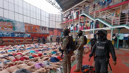 Fotografía cedida por las Fuerzas Armadas de Ecuador, el lunes, que muestra la intervención en la cárcel regional del Litoral, en Guayaquil.
