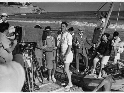 Luis García Berlanga, en el centro, durante el rodaje de 'Novio a la vista', en Benicàssim, en 1953, en una imagen cedida por la Filmoteca valenciana y el Berlanga Filme Museum.