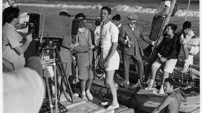 Luis García Berlanga, en el centro, durante el rodaje de 'Novio a la vista', en Benicàssim, en 1953, en una imagen cedida por la Filmoteca valenciana y el Berlanga Filme Museum.