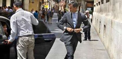 EL <i>número dos </i><b>del PP valenciano,</b> Ricardo Costa, ayer a su llegada al Palau de la Generalitat tras conocer el archivo de su imputación.