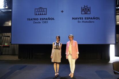 La directora artística del Teatro Español y Naves del Español en Matadero, Natalia Menéndez, presentó este miércoles la nueva programación que configurará la temporada 2020-2021, que arrancará el 4 de septiembre y contará con 80 proyectos bajo el título de La vida reflejada. 
La próxima temporada ofrecerá 25 estrenos absolutos, 11 producciones escénicas propias y 19 coproducciones, entre otras actividades. Se recupera además más del 90% de espectáculos cancelados: un total de 33 de los 36 programados. 
La delegada del Área de Cultura, Turismo y Deporte del Ayuntamiento de Madrid, Andrea Levy, subrayó la colaboración del Instituto Nacional de las Artes Escénicas y de la Música y del sector privado en la mesa de diálogo para la reapertura de los teatros impulsada por el consistorio. Las salas abrirán al 75% de su capacidad, según han determinado las autoridades sanitarias.
En esta programación destacan 42 obras de autoría española contemporánea y en ella trabajarán algunos de los 4.879 intérpretes que se han apuntado a la bolsa de actores y actrices habilitada por el Teatro Español durante este pasado periodo de confinamiento. 
Además de esta iniciativa, el Español puso en marcha otras como El Español en abierto o la convocatoria del I Certamen Internacional de Comedia.