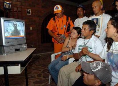 Gustavo Moncayo (centro) observa junto a familiares y amigos el vídeo en el que aparece su hijo Pablo, rehén de las FARC, la noche del martes en Palmira.