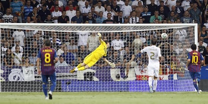 Casillas se estira para intentar parar el primer gol del Barcelona, marcado por David Villa.