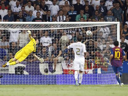 Casillas se estira para intentar parar el primer gol del Barcelona, marcado por David Villa.