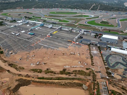 Vista aérea que muestra los daños en la entrada del Circuito Ricardo Tormo de Cheste (Valencia), este lunes. 