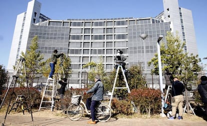 La prensa hace guardia en el centro donde se encuentra detenido Carlos Ghosn.