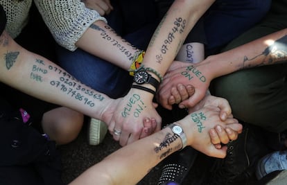 En tres días, miles de manifestantes bloquearon puntos neurálgicos de Londres, como Marble Arch, Waterloo y Oxford Circus, además del entorno del Parlamento. En la imagen, los manifestantes mantienen sus manos pegadas en Oxford Circus en Londres, el viernes 19 de abril de 2019.