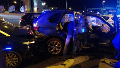 Estado en el que qued&oacute; el BMW robado tras el golpe con el coche patrulla.