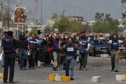 Periodistas en Najaf (Irak), durante los combates de 2004.