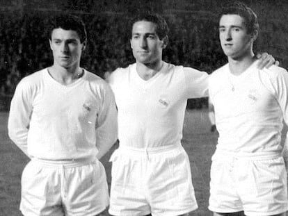 Julio Gento (II), Paco Gento y Antonio Gento (III), en la única vez que jugaron juntos, en un amistoso contra el Zúrich en el Bernabéu, en enero de 1959.