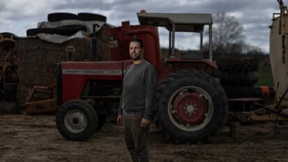 Josep Ball-Llosera, agricultor en Girona, posa junto a uno de sus tractores.
