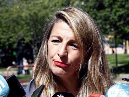 La ministra de Trabajo, Yolanda Díaz, atiende a la prensa mientras respalda al candidato de Galicia en Común-Anova Mareas a presidente de la Xunta de Galicia, Antón Gómez-Reino.