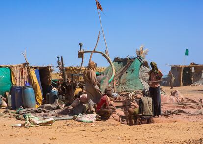 Un grupo de hombres busca oro en Alkhanag, Estado de Jartum, Sudán.