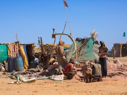 Un grupo de hombres busca oro en Alkhanag, Estado de Jartum, Sudán.
