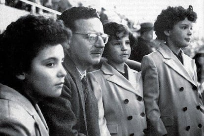 Salvador Allende y sus hijas, Carmen Paz, Isabel y Beatriz Allende en 1950.