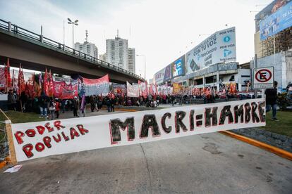 Manifestantes se concentran en los accesos a la ciudad de Buenos Aires (Argentina) durante la jornada de huelga general. Mauricio Macri no solo ha padecido a la presión de la calle. La Unión Cívica Radical (UCR), el partido de los expresidentes Raúl Alfonsín (1983-1989) y Fernando de la Rúa (1999-2001), exigió a Macri que someta su candidatura a las elecciones primarias que se celebrarán en agosto.