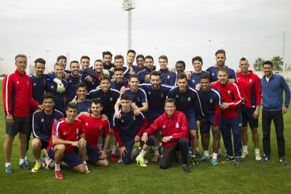 La plantilla y el cuerpo técnico, tras el entrenamiento.