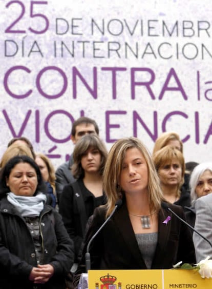 La ministra de Igualdad, Bibiana Aído, ha presidido esta mañana un homenaje a las víctimas de la violencia machista celebrado frente al Instituto de la Mujer.