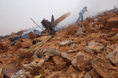 Un cadáver, en el lugar donde se ha estrellado un avión militar marroquí, en Guelmin, en el sur de Marruecos.