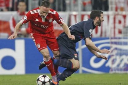 Ribéry pisa a Lisandro, del Lyon, acción por la que fue expulsado en el partido del miércoles.