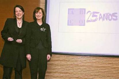 La hasta ahora directora de ARCO, Rosina Gómez-Baeza (derecha), junto a su sucesora, Lourdes Fernández.