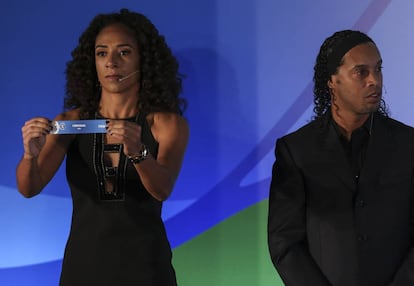 Aline Pellegrino y Ronaldinho Gaúcho durante el sorteo.