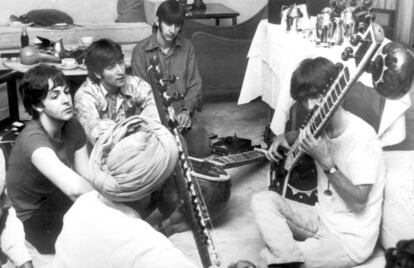 Paul McCartney, John Lennon y Ringo Starr observan a George Harrison mientras toca el sitar durante una visita a la India en 1968.