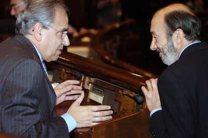 Guerra y Rubalcaba, durante un pleno en el Congreso.