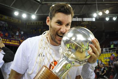 Rudy Fernández, con el trofeo de campeón de Liga.