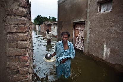 Un vecino de Sujawal camina entre las aguas esperando el rescate de los militares paquistaníes y del grupo de pescadores Pakistan Fisherman Forum.