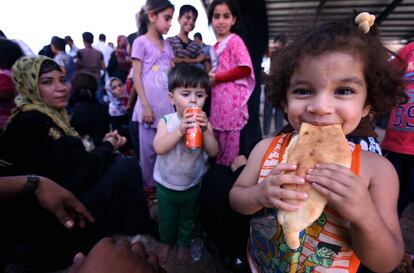 Familias iraquíes huyen de sus casa y esperan en un control a tan solo 40 kilómetros de Erbil, capital del Kurdistán iraquí. La ONU estima que medio millón de ciudadanos han abandonado sus casas.