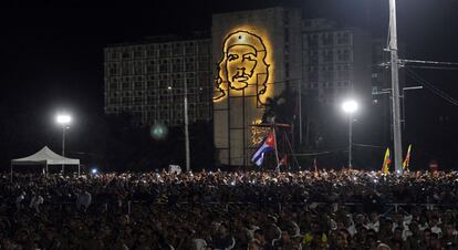 Una multitud participa en la ceremonia masiva en homenaje a Fidel Castro, en la Plaza de la Revolución. 