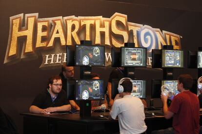 Visitantes jugando al Hearthstone del World of Warcraft