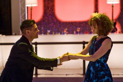 Zac Efron y Michelle Pfeiffer, en <i>Noche de fin de año.</i>