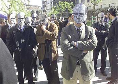 Manifestación de escoltas en Vitoria, todos con careta, en abril de 2002.