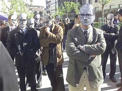 Manifestación de escoltas en Vitoria, todos con careta, en abril de 2002.