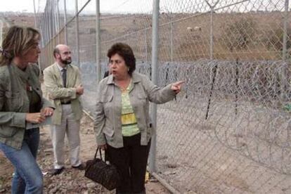 La adjunta al Defensor del Pueblo, María Luisa Cava de Llano (derecha) en la frontera de Melilla.