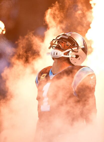 Cam Newton, jugador del equipo de fútbol americano Carolina Panthers, toma el campo tras vencer a los New Orleans Saints, en el 'Bank of America Stadium', Charlotte (Carolina del Norte). 