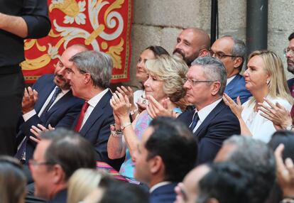 Los expresidentes regionales Ángel Garrigo y Pedro Rollán, la expresidenta del PP de Madrid y de la Comunidad de Madrid, Esperanza Aguirre, y el exalcalde de la capital Alberto Ruiz Gallardón, durante el acto de toma de posesión de Isabel Díaz Ayuso.