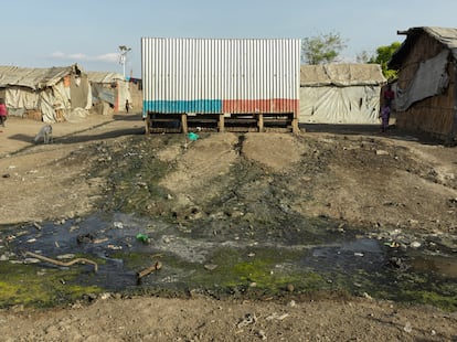 El único baño en el campo de desplazados internos de Bentui son unos cubículos rotos que ofrecen poca privacidad. El saneamiento es deficiente y hay alcantarillas abiertas por todas partes.