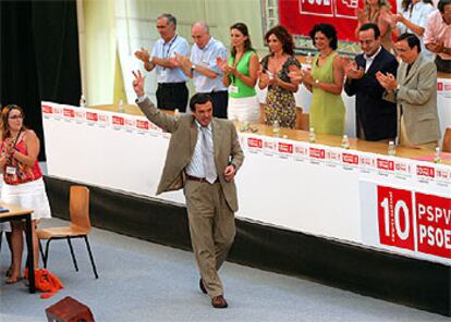 Joan Ignasi Pla saluda a los delegados en la clausura del X congreso del PSPV-PSOE.