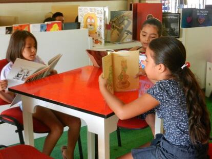 Un grupo de ni&ntilde;as leen en Casa de la Cultura de Apatzing&aacute;n