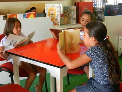 Un grupo de ni&ntilde;as leen en Casa de la Cultura de Apatzing&aacute;n