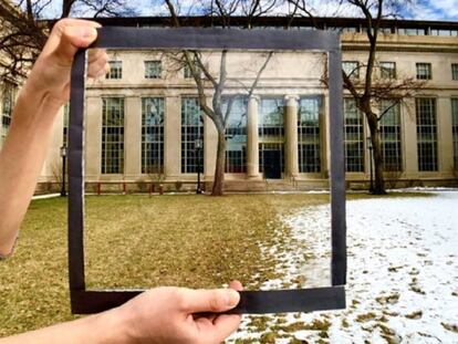 Un investigador muestra una ventana dotada con la película que actúa según la temperatura exterior.